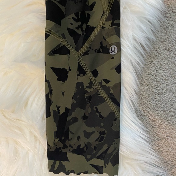 Lululemon Scallop 23’ Crop Leggings - Picture 2 of 4